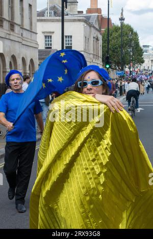 London, Großbritannien - 23. September 2023 - Tanz Europa Down Whitehall auf dem Second National Rejoin March vom Hyde Park zum Parliament Square. Stockfoto