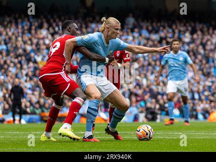 Manchester, Großbritannien. September 2023. Erling Haaland (R) von Manchester City wird am 23. September 2023 von Nottingham Forest Moussa Niakhate während des Spiels der englischen Premier League zwischen Manchester City und Nottingham Forest in Manchester (Großbritannien) herausgefordert. Quelle: Xinhua/Alamy Live News Stockfoto