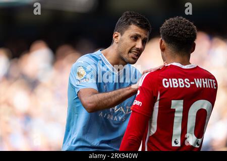 Manchester, Großbritannien. September 2023. Rodri (L) von Manchester City spricht mit Morgan Gibbs-White von Nottingham Forest während des Spiels der englischen Premier League zwischen Manchester City und Nottingham Forest in Manchester, Großbritannien, am 23. September 2023. Quelle: Xinhua/Alamy Live News Stockfoto