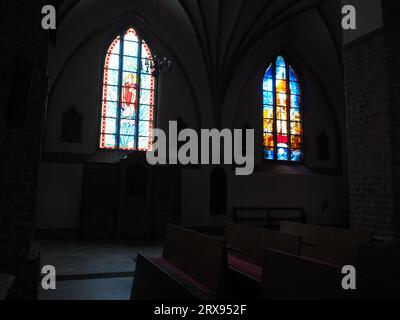 Das Buntglasfenster der Darlowo-Kirche Polen Stockfoto