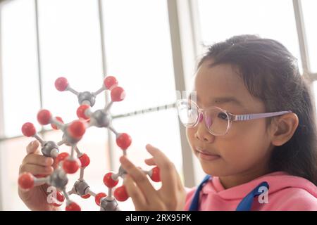 MINT-Bildungskonzept. Asiatische Kinder in der Laborforschung eine Experimentprüfung mit dem Molekülmodell. Das neue Bildungssystem im Klassenzimmer Stockfoto