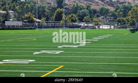 Schwacher Blick auf Yard Markers auf dem American Football Field. Stockfoto