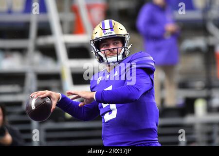 Seattle, WA, USA. September 2023. Die Washington Huskies unterstützen Quarterback Dylan Morris (5) während der Aufwärmphase vor dem NCAA-Fußballspiel zwischen den Cal Bears und den Washington Huskies im Husky Stadium in Seattle, WA. Steve Faber/CSM/Alamy Live News Credit: CAL Sport Media/Alamy Live News Stockfoto