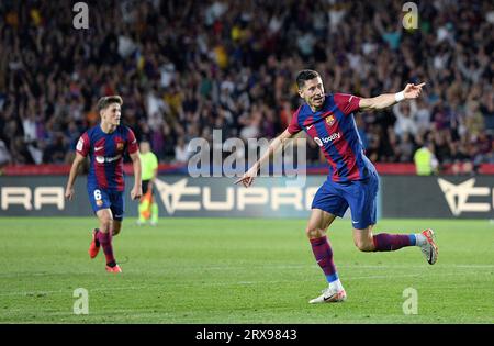 Barcelona, Spanien. September 2023. Robert Lewandowski (R) aus Barcelona feiert am 23. September 2023 ein Tor bei einem Fußballspiel der La Liga zwischen Barcelona und Celta Vigo in Barcelona, Spanien. Quelle: Joan Gosa/Xinhua/Alamy Live News Stockfoto