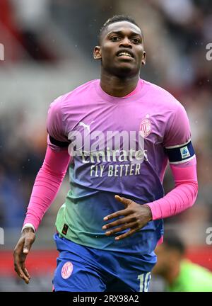 Mailand, Italien. September 2023. Rafael Leao feiert sein Tor in einem Fußballspiel der Serie A zwischen dem AC Mailand und Hellas Verona in Mailand, Italien, am 23. September 2023. Quelle: Daniele Mascolo/Xinhua/Alamy Live News Stockfoto