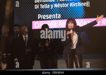Buenos Aires, Argentinien. September 2023. Die derzeitige Vizepräsidentin und ehemalige Präsidentin der Nation Cristina Fernández de Kirchner stellte die Neuauflage des Buches Después del derrumbe, Conversaciones de Torcuato Di Tella y Néstor Kirchner an der Universidad Metropolitana para la Educación y el Trabajo (UMET) vor. Nach der Präsentation sprach sie mit ihren Unterstützern außerhalb der Universität. (Quelle: Esteban Osorio/Alamy Live News) Stockfoto