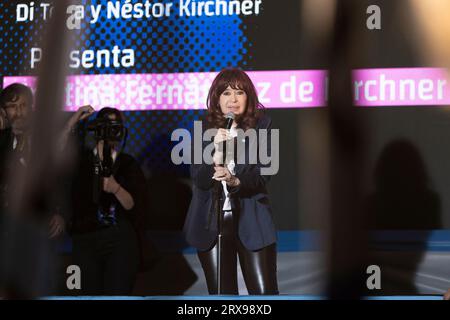 Buenos Aires, Argentinien. September 2023. Die derzeitige Vizepräsidentin und ehemalige Präsidentin der Nation Cristina Fernández de Kirchner stellte die Neuauflage des Buches Después del derrumbe, Conversaciones de Torcuato Di Tella y Néstor Kirchner an der Universidad Metropolitana para la Educación y el Trabajo (UMET) vor. Nach der Präsentation sprach sie mit ihren Unterstützern außerhalb der Universität. (Quelle: Esteban Osorio/Alamy Live News) Stockfoto