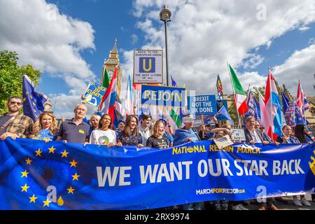 London, Großbritannien. September 2023. Demonstranten nehmen am National Rejoin March von der Park Lane zum Parliament Square in London Teil. Der Protest unterstützt den Wiedereintritt Großbritanniens in die Europäische Union. Abdullah Bailey/Alamy Live News Stockfoto