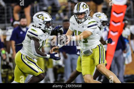 23. September 2023: Haynes King (10), Georgia Tech, Jamal Haynes (11). NCAA-Fußballspiel zwischen der Georgia Tech University und der Wake Forest University im Allegacy Federal Credit Union Stadium, Winston Salem, North Carolina. David Beach/CSM Credit: CAL Sport Media/Alamy Live News Stockfoto