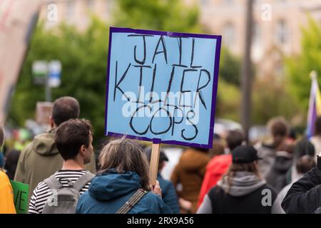 Seattle, USA. September 2023. Die Demonstranten versammelten sich spät am Tag im internationalen Bezirk und marschierten zur Seattle Police Officer Guild. Die Demonstranten forderten den Rücktritt des Offiziers, der am Tod von Jaahnavi kandulas beteiligt war. Jaahnavi wurde im Januar dieses Jahres von einem Offizier geschlagen und getötet, der auf einen Überdosis-Anruf reagierte. Die Empörung wächst weiter, nachdem die SPD ein Video über einen separaten Vorfall eines hochrangigen SPD-Offiziers gemacht hat, der über den Wert des 23-jährigen Studentenlebens zu lachen und abwertende Kommentare abzugeben scheint. Quelle: James Anderson/Alamy Live News Stockfoto