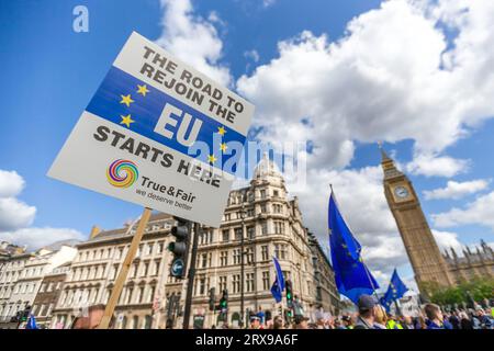 London, Großbritannien. September 2023. Demonstranten nehmen am National Rejoin March von der Park Lane zum Parliament Square in London Teil. Der Protest unterstützt den Wiedereintritt Großbritanniens in die Europäische Union. Abdullah Bailey/Alamy Live News Stockfoto