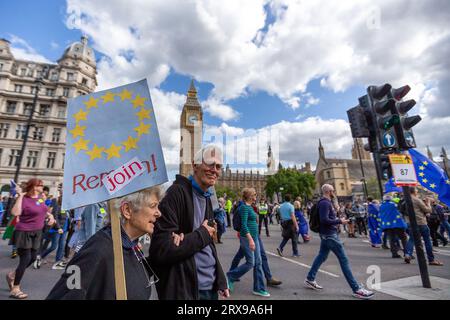 London, Großbritannien. September 2023. Demonstranten nehmen am National Rejoin March von der Park Lane zum Parliament Square in London Teil. Der Protest unterstützt den Wiedereintritt Großbritanniens in die Europäische Union. Abdullah Bailey/Alamy Live News Stockfoto