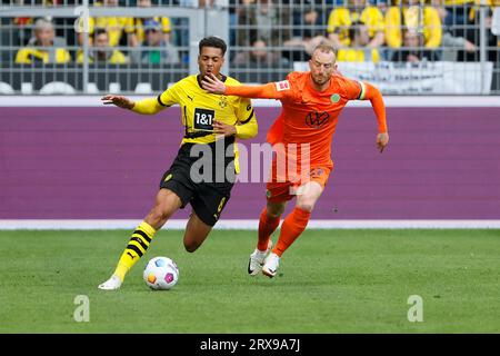 Dortmund, Deutschland. September 2023. Felix Nmecha (L) von Borussia Dortmund bestreitet mit Maximilian Arnold vom VfL Wolfsburg im ersten Spiel der 5. Runde der Bundesliga in Dortmund, Deutschland, 23. September 2023. Quelle: Joachim Bywaletz/Xinhua/Alamy Live News Stockfoto