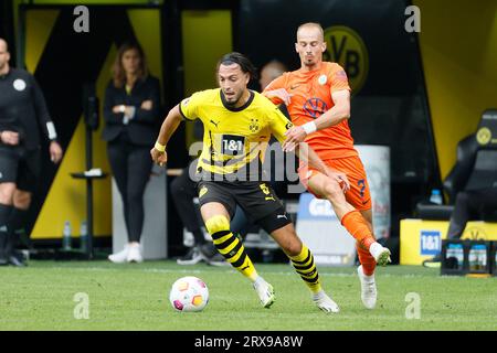 Dortmund, Deutschland. September 2023. Ramy Bensebaini (L) von Borussia Dortmund bestreitet mit Vaclav Cerny vom VfL Wolfsburg beim ersten Spiel der 5. Runde der Bundesliga in Dortmund, Deutschland, 23. September 2023. Quelle: Joachim Bywaletz/Xinhua/Alamy Live News Stockfoto