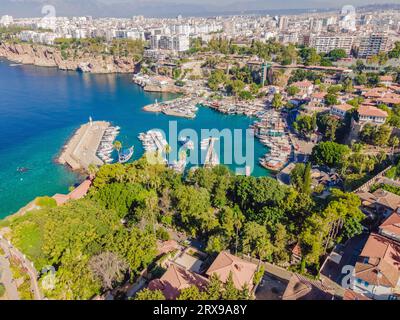 Blick auf das alte Antalya von einer Drohne oder aus der Vogelperspektive. Das ist die Gegend der Altstadt und des alten Hafens Stockfoto