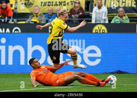 Dortmund, Deutschland. September 2023. Julian Brandt (Top) von Borussia Dortmund bestreitet mit Maxence Lacroix vom VfL Wolfsburg beim ersten Spiel der 5. Runde der Bundesliga in Dortmund, Deutschland, 23. September 2023. Quelle: Joachim Bywaletz/Xinhua/Alamy Live News Stockfoto