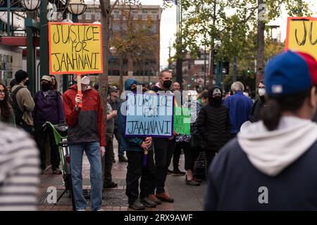 Seattle, USA. September 2023. Die Demonstranten versammelten sich spät am Tag im internationalen Bezirk und marschierten zur Seattle Police Officer Guild. Die Demonstranten forderten den Rücktritt des Offiziers, der am Tod von Jaahnavi kandulas beteiligt war. Jaahnavi wurde im Januar dieses Jahres von einem Offizier geschlagen und getötet, der auf einen Überdosis-Anruf reagierte. Die Empörung wächst weiter, nachdem die SPD ein Video über einen separaten Vorfall eines hochrangigen SPD-Offiziers gemacht hat, der über den Wert des 23-jährigen Studentenlebens zu lachen und abwertende Kommentare abzugeben scheint. Quelle: James Anderson/Alamy Live News Stockfoto