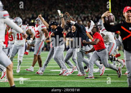 South Bend, Indiana, USA. September 2023. Der Ohio State Head Coach Ryan Day feiert den erfolgreichen Touchdown während des NCAA-Fußballspiels zwischen den Ohio State Buckeyes und den Notre Dame Fighting Irish im Notre Dame Stadium in South Bend, Indiana. Der Bundesstaat Ohio besiegte Notre Dame mit 17:14. John Mersits/CSM/Alamy Live News Credit: CAL Sport Media/Alamy Live News Stockfoto