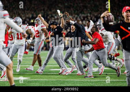 South Bend, Indiana, USA. September 2023. Der Ohio State Head Coach Ryan Day feiert den erfolgreichen Touchdown während des NCAA-Fußballspiels zwischen den Ohio State Buckeyes und den Notre Dame Fighting Irish im Notre Dame Stadium in South Bend, Indiana. Der Bundesstaat Ohio besiegte Notre Dame mit 17:14. John Mersits/CSM (Bild: © John Mersits/Cal Sport Media). Credit: csm/Alamy Live News Credit: CAL Sport Media/Alamy Live News Stockfoto