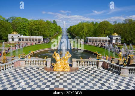 ST. PETERSBURG, RUSSLAND - 30. MAI 2017: Blick auf den Meereskanal des Petrogof-Palastkomplexes an einem sonnigen Maitag Stockfoto