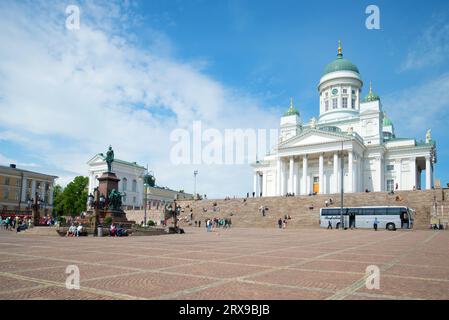 HELSINKI, FINNLAND - 11. JUNI 2017: Denkmal für den russischen Kaiser Alexander II. Und die Kathedrale St. Nikolaus auf dem Senatsplatz Stockfoto