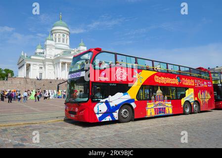 HELSINKI, FINNLAND - 11. JUNI 2017: Sightseeing-Bus des Hop-on-Hop-off-Systems auf dem Senatsplatz an einem sonnigen Junitag Stockfoto