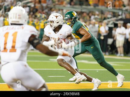 23. September 2023: Der Texas Longhorns Linebacker Jaylan Ford (41) fängt den Ball in der Endzone während der 2. Hälfte des NCAA Football-Spiels zwischen den Texas Longhorns und den Baylor Bears im McLane Stadium in Waco, Texas ab. Matthew Lynch/CSM Credit: CAL Sport Media/Alamy Live News Stockfoto