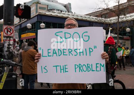 Seattle, USA. September 2023. Die Demonstranten versammelten sich spät am Tag im internationalen Bezirk und marschierten zur Seattle Police Officer Guild. Die Demonstranten forderten den Rücktritt des Offiziers, der am Tod von Jaahnavi kandulas beteiligt war. Jaahnavi wurde im Januar dieses Jahres von einem Offizier geschlagen und getötet, der auf einen Überdosis-Anruf reagierte. Die Empörung wächst weiter, nachdem die SPD ein Video über einen separaten Vorfall eines hochrangigen SPD-Offiziers gemacht hat, der über den Wert des 23-jährigen Studentenlebens zu lachen und abwertende Kommentare abzugeben scheint. Quelle: James Anderson/Alamy Live News Stockfoto