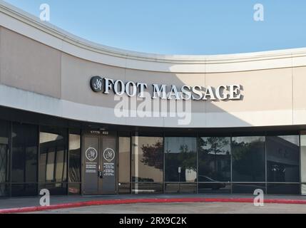 Houston, Texas USA 07-30-2023: Außenfassade des NOA Foot Massage Building in Houston, TX. Lokale Schönheitsbehandlungen. Stockfoto