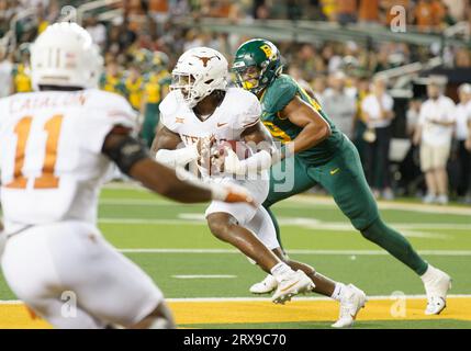 23. September 2023: Der Texas Longhorns Linebacker Jaylan Ford (41) fängt den Ball in der Endzone während der 2. Hälfte des NCAA Football-Spiels zwischen den Texas Longhorns und den Baylor Bears im McLane Stadium in Waco, Texas ab. Matthew Lynch/CSM (Bildausschnitt: © Matthew Lynch/Cal Sport Media) Bildausschnitt: CAL Sport Media/Alamy Live News Stockfoto