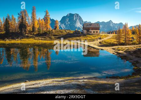 Einer der malerischsten und berühmtesten kleinen Bergseen der Dolomiten im Herbst, See Federa, Italien, Europa Stockfoto