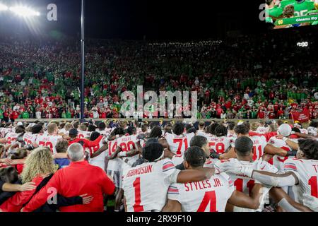 South Bend, Indiana, USA. September 2023. Die Spieler der Ohio State Buckeyes singen ihre Alma Mater vor den Fans der Ohio State Buckeyes nach ihrem Sieg im Spiel zwischen den Notre Dame Fighting Irish und den Ohio State Buckeyes im Notre Dame Stadium, South Bend, Indiana. (Bild: © Scott Stuart/ZUMA Press Wire) NUR REDAKTIONELLE VERWENDUNG! Nicht für kommerzielle ZWECKE! Stockfoto