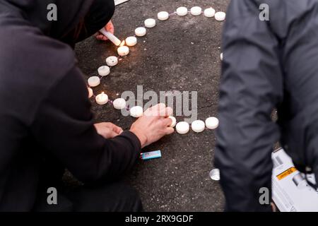 Seattle, USA. September 2023. Die Demonstranten versammelten sich spät am Tag im internationalen Bezirk und marschierten zur Seattle Police Officer Guild. Die Demonstranten forderten den Rücktritt des Offiziers, der am Tod von Jaahnavi kandulas beteiligt war. Jaahnavi wurde im Januar dieses Jahres von einem Offizier geschlagen und getötet, der auf einen Überdosis-Anruf reagierte. Die Empörung wächst weiter, nachdem die SPD ein Video über einen separaten Vorfall eines hochrangigen SPD-Offiziers gemacht hat, der über den Wert des 23-jährigen Studentenlebens zu lachen und abwertende Kommentare abzugeben scheint. Quelle: James Anderson/Alamy Live News Stockfoto