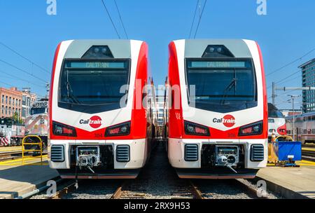 Neue elektrische Züge am Bahnhof San Francisco. Die Stadler KISS-EMUs werden 2024 nach Abschluss des Elektrifizierungsprojekts Caltrain in Betrieb genommen Stockfoto