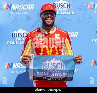 Fort Worth, Texas - 23. September 2023: Bubba Wallace, Fahrer des #23 McDonald's Toyota, qualifiziert sich für die Pole Position für den NASCAR Cup Series Autotrader EchoPark Automotive 400 auf dem Texas Motor Speedway. Quelle: Nick Paruch/Alamy Live News Stockfoto