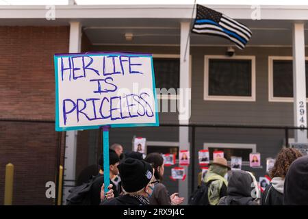 Seattle, USA. September 2023. Die Demonstranten versammelten sich spät am Tag im internationalen Bezirk und marschierten zur Seattle Police Officer Guild. Die Demonstranten forderten den Rücktritt des Offiziers, der am Tod von Jaahnavi kandulas beteiligt war. Jaahnavi wurde im Januar dieses Jahres von einem Offizier geschlagen und getötet, der auf einen Überdosis-Anruf reagierte. Die Empörung wächst weiter, nachdem die SPD ein Video über einen separaten Vorfall eines hochrangigen SPD-Offiziers gemacht hat, der über den Wert des 23-jährigen Studentenlebens zu lachen und abwertende Kommentare abzugeben scheint. Quelle: James Anderson/Alamy Live News Stockfoto