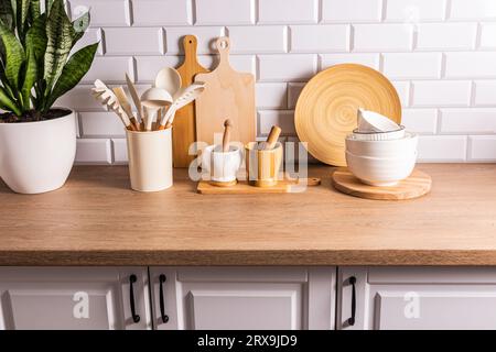 Küchenhintergrund mit einer Reihe verschiedener Küchenwerkzeuge und -Utensilien aus natürlichen, umweltfreundlichen Materialien. Umweltfreundlicher Stil in einer modernen Küche Stockfoto