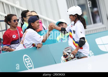 (230924) --HANGZHOU, 24. September 2023 (Xinhua) -- Mazel Paris Alegado (R) der Philippinen reagiert während der Women's Park Qualification Heat of Skateboarding bei den 19. Asienspielen in Hangzhou, Ostchinesische Provinz Zhejiang, 24. September 2023. (Xinhua/Pan Yulong) Stockfoto