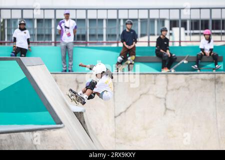 (230924) --HANGZHOU, 24. September 2023 (Xinhua) -- Mazel Paris Alegado (Down) der Philippinen tritt während der Women's Park Qualification Heat of Skateboarding bei den 19. Asienspielen in Hangzhou, Ostchinesische Provinz Zhejiang, am 24. September 2023 an. (Xinhua/Pan Yulong) Stockfoto