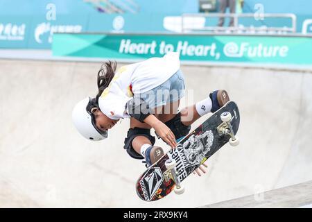 (230924) --HANGZHOU, 24. September 2023 (Xinhua) -- Mazel Paris Alegado von den Philippinen tritt während der Women's Park Qualification Heat of Skateboarding bei den 19. Asienspielen in Hangzhou in der ostchinesischen Provinz Zhejiang am 24. September 2023 an. (Xinhua/Pan Yulong) Stockfoto