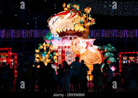 Hongkong, China. September 2023. Besucher besuchen eine Laternenmesse Mitte Herbst im Victoria Park in Hong Kong, Südchina, 23. September 2023. Quelle: Zhu Wei/Xinhua/Alamy Live News Stockfoto