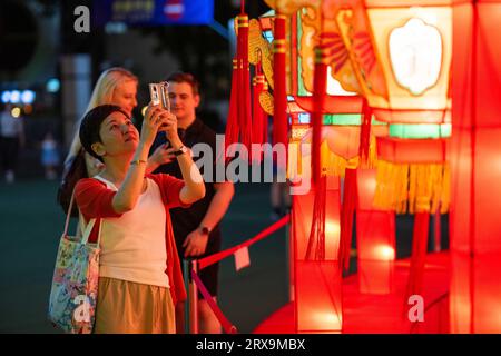 Hongkong, China. September 2023. Besucher besuchen eine Laternenmesse Mitte Herbst im Victoria Park in Hong Kong, Südchina, 23. September 2023. Quelle: Zhu Wei/Xinhua/Alamy Live News Stockfoto