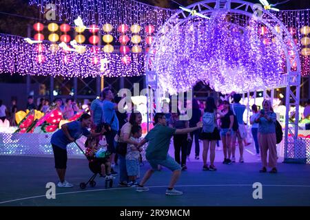 Hongkong, China. September 2023. Besucher besuchen eine Laternenmesse Mitte Herbst im Victoria Park in Hong Kong, Südchina, 23. September 2023. Quelle: Zhu Wei/Xinhua/Alamy Live News Stockfoto