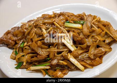 Chinesisches Restaurant, eines der beliebtesten gängigen Gerichte in Hong Kong, Stir Fried Beef Noodles, Hong Kong, China. Stockfoto