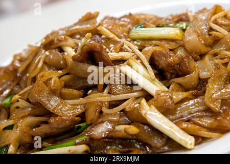 Chinesisches Restaurant, eines der beliebtesten gängigen Gerichte in Hong Kong, Stir Fried Beef Noodles, Hong Kong, China. Stockfoto