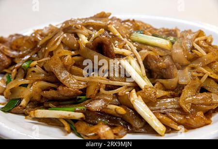 Chinesisches Restaurant, eines der beliebtesten gängigen Gerichte in Hong Kong, Stir Fried Beef Noodles, Hong Kong, China. Stockfoto