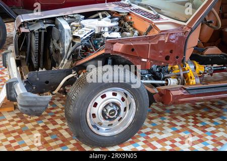 Talmont, Frankreich - 09 12 2023 : Jeep cherokee Erklärungsausschnitt Auto Modell Subkompakt Crossover SUV in Frankreich klassisches Museumsfahrzeug in t Stockfoto