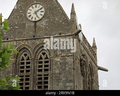 Sainte-Mere-Eglise, FRA, Frankreich - 21. August 2022: DDAY Memorial mit Fallschirmjäger auf dem Glockenturm Stockfoto