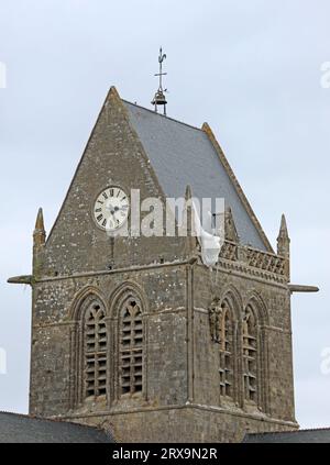 Sainte-Mere-Eglise, FRA, Frankreich - 21. August 2022: DDAY Memorial mit Fallschirmjäger auf dem Glockenturm Stockfoto