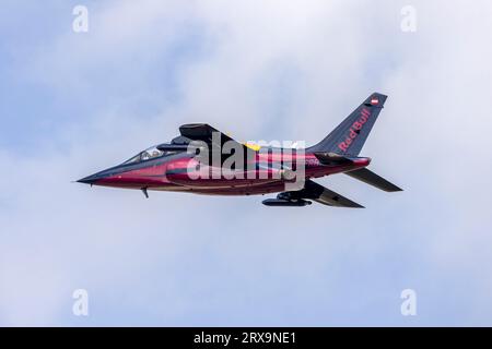 Red Bull (The Flying Bulls) Dassault-Dornier Alpha Jet (REG: OE-FRB) startet zur ersten Anzeige für MIA 2023. Stockfoto